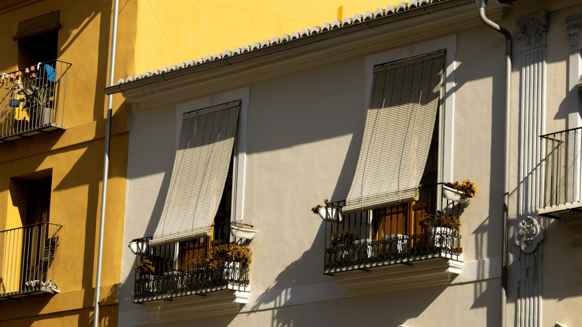 Persianas exteriores en balcones.